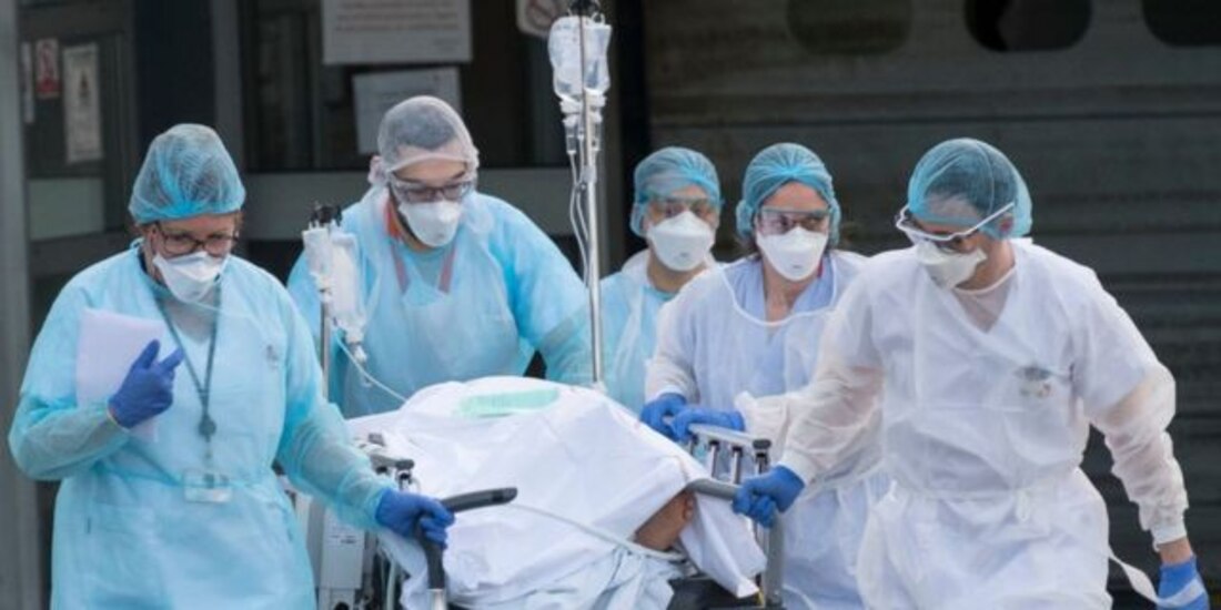 Personal médico atendiendo a un paciente de coronavirus.