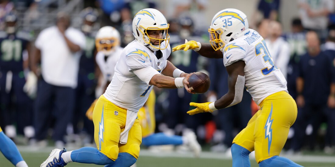 Jugadores de Chargers en un partido de pretemporada contra Seahawks el pasado 28 de agosto.