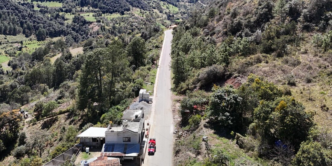 Vista aérea del tramo carretero interserrano, ayer.