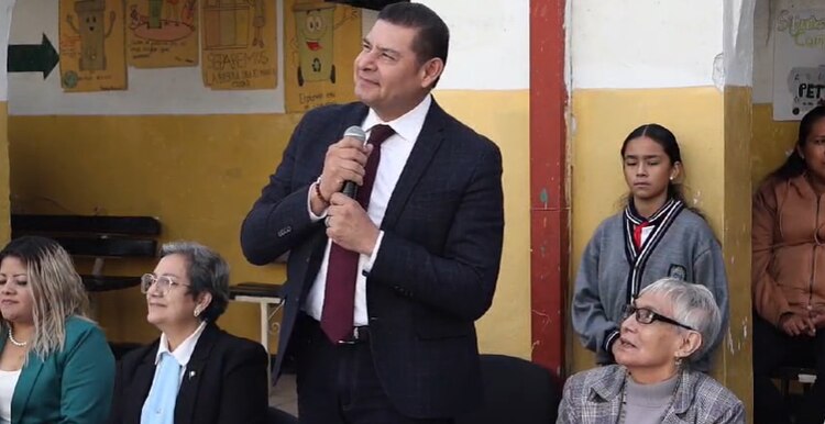 senador por Morena, Alejandro Armenta, visitó la escuela primaria “Simón Bolívar”