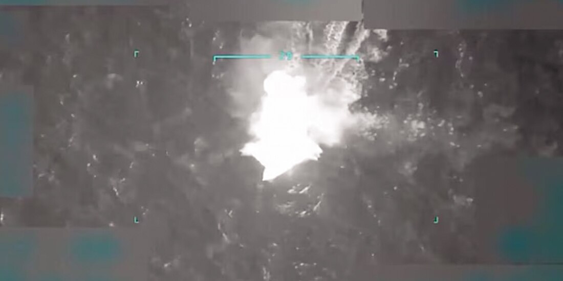 Momento en que EU impacta un barco con supuesta droga, el 2 de septiembre.