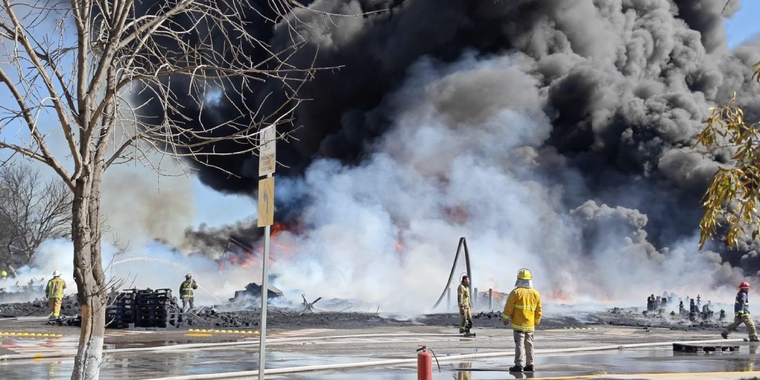 Gobierno de San Luis Potosí y cuerpos de rescate controlan incendio en Eje 132 de la Zona Industrial.
