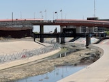 El río Bravo luce seco en el tramo fronterizo entre Ciudad Juárez y El Paso, en abril de 2025.