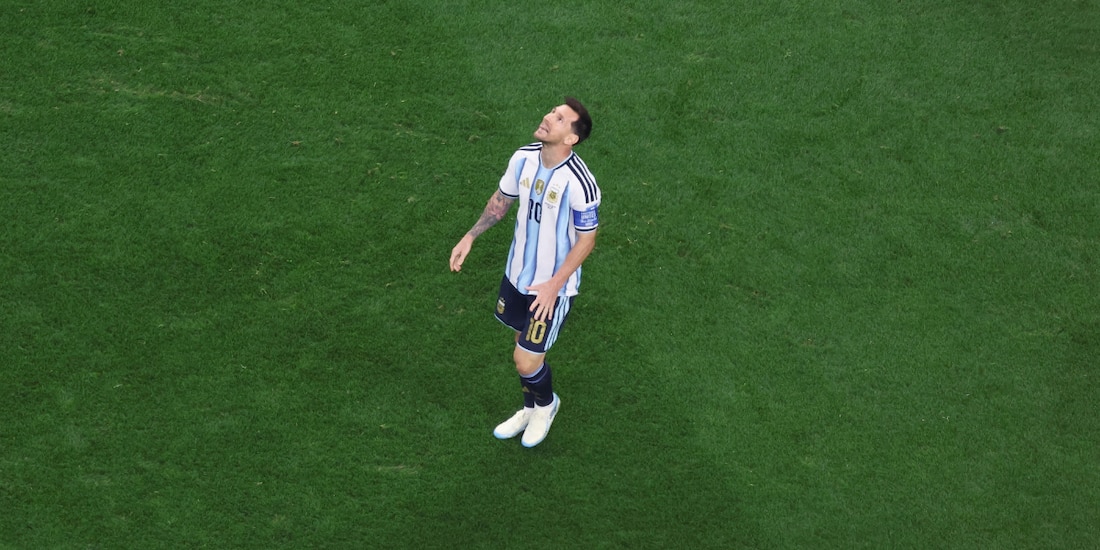 Lionel Messi mira al cielo tras su penalti fallado en el Argentina vs Austria en el Mundial 2026.