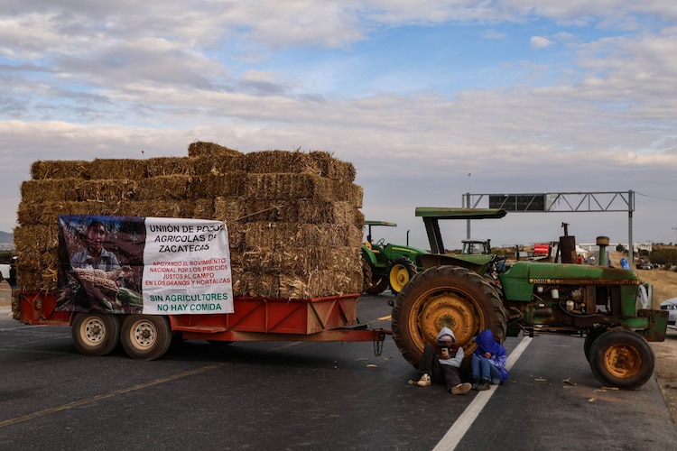 Aspecto de un bloqueo carretero por parte de productores agrícolas.