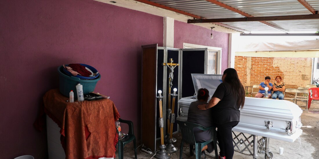 Familiares de las víctimas del centro de rehabilitación dan último adiós en ceremonia privada en Irapuato, ayer.