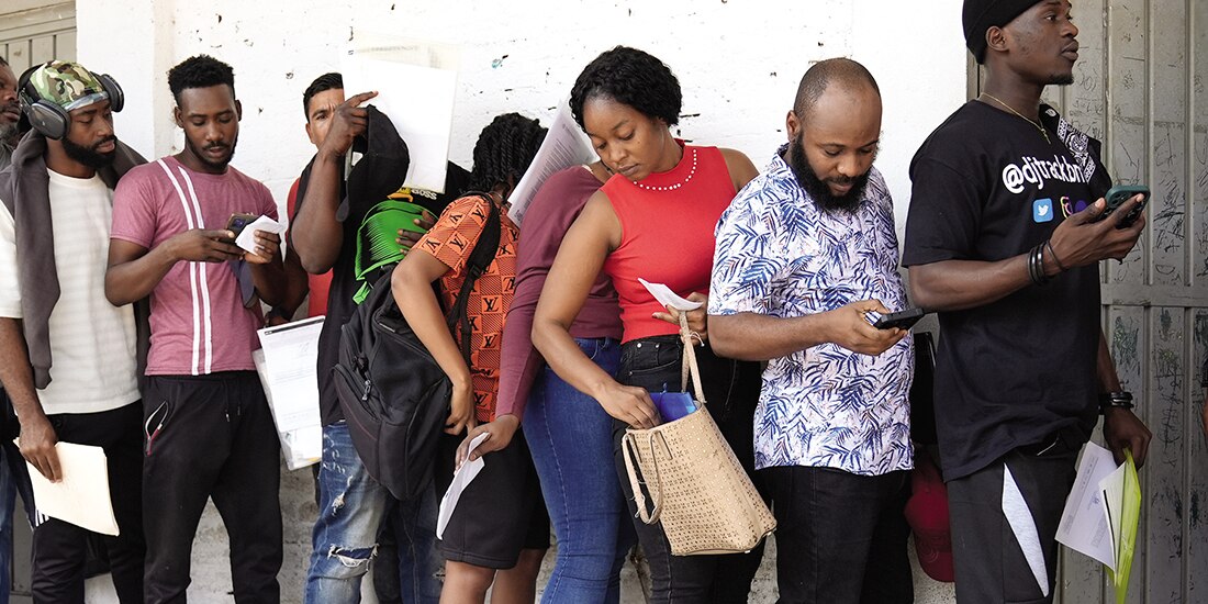 Migrantes hacen fila para obtener asilo en México en las oficinas de la Comar, el 11 de marzo, en Tapachula, Chiapas.