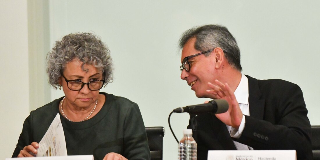 Bertha Gómez Castro, subsecretaria de Egresos, y Edgar Amador Zamora, secretario de Hacienda y Crédito Público, durante conferencia en la que se describieron las características del Paquete Económico para el ejercicio fiscal 2026