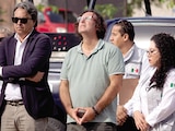 Valentín Tacoronte, padre de la alumna española asesinada, visitó el sitio donde murió su hija en Cuautla, Morelos, y dejó un arreglo floral, ayer.