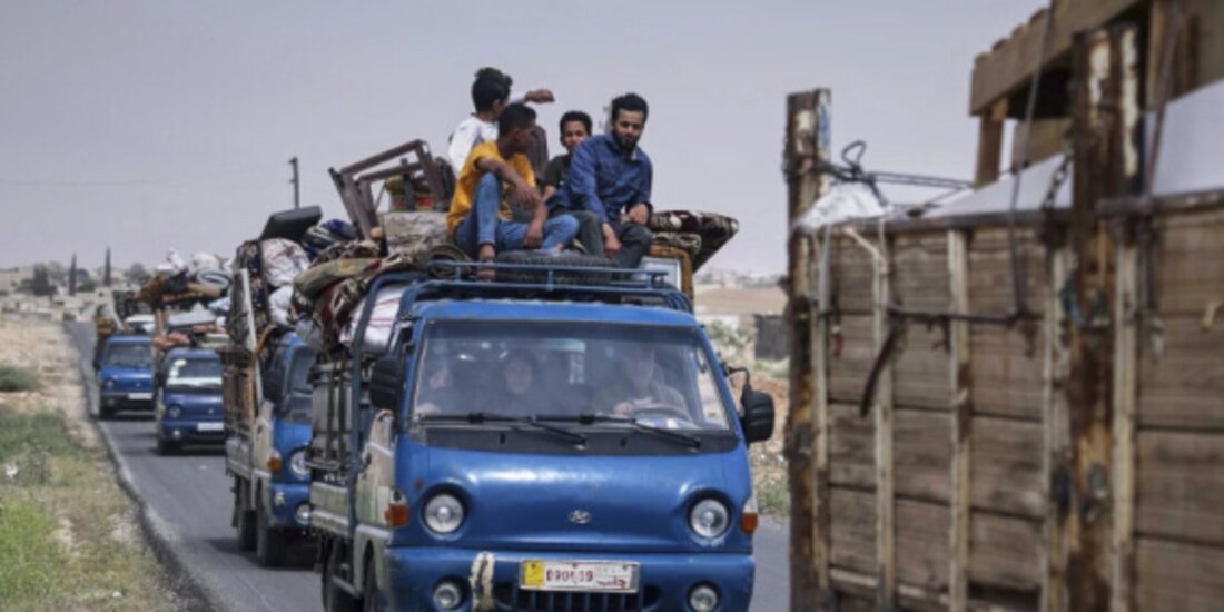 Camiones con 60 familias desplazadas llegan a su aldea en Kafr Sijna, en Siria, el pasado 18 de mayo.