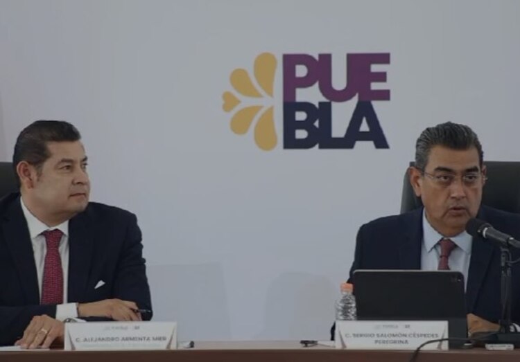 El gobernador de Puebla y el gobernador electo en una rueda de prensa