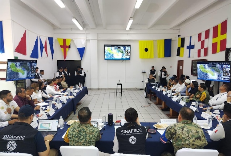 Puestos de Comando Unificado en Colima y Michoacán, para seguimiento del huracán ‘Polo’.