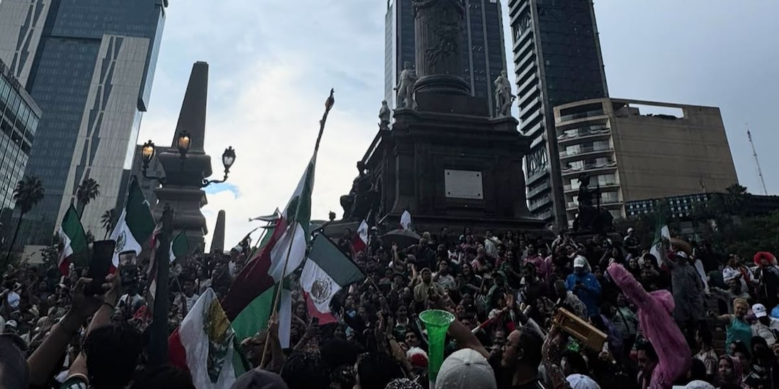 Aficionados desafían la lluvia y festejan victoria de México en el Ángel de la Independencia