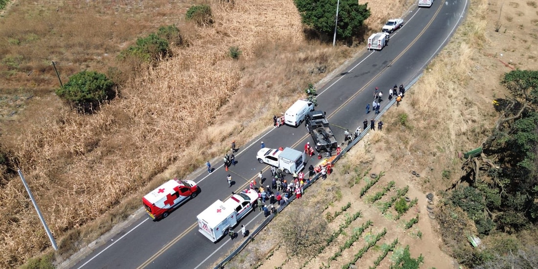 Mueren 10 personas y 31 resultan heridas por volcadura de camión.
