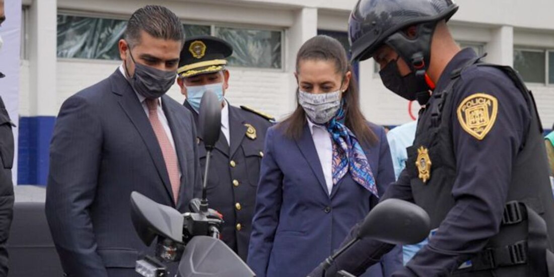 La Jefa de Gobierno y el secretario de Seguridad Ciudadana durante la entrega de motocicletas para cuadrantes