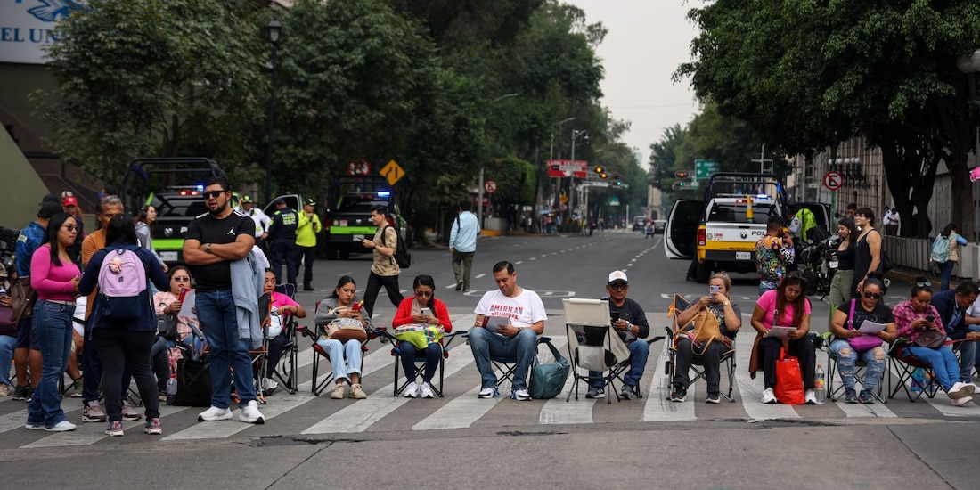 Integrantes de la CNTE bloqueando el cruce de Paseo de la Reforma y avenida Bucareli, el pasado 27 de mayo