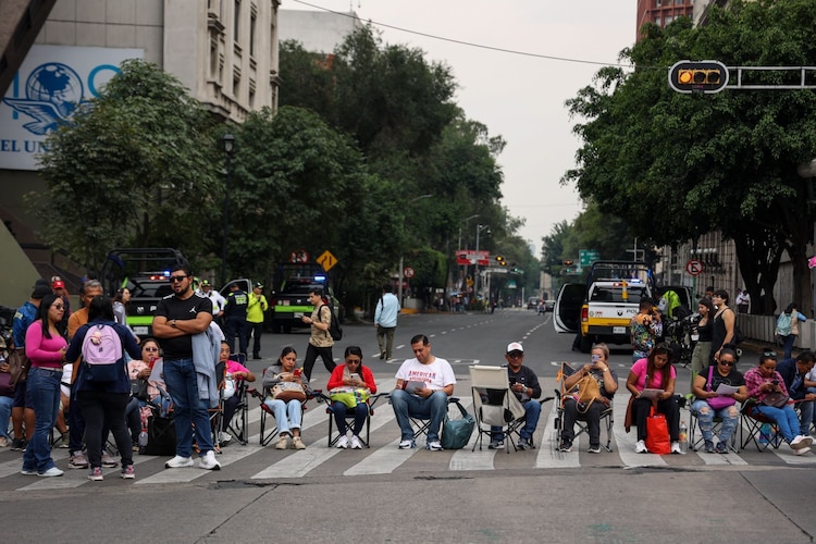 Integrantes de la CNTE bloqueando el cruce de Paseo de la Reforma y avenida Bucareli, el pasado 27 de mayo