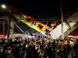 Los vagones del Metro que cayeron anoche al colapsar la estructura de la llamada Línea Dorada, que pasa encima de la avenida Tláhuac.