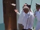López Obrador, ayer, a su llegada a la Casa Juárez, en Veracruz; en el círculo, el objeto arrojado.