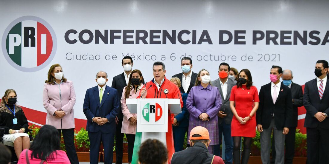 Alejandro Moreno da a conocer los cambios en el PRI durante una conferencia de prensa, este miércoles.I