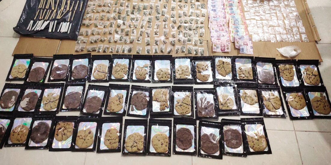 Cigarrillos, galletas, envoltorios y otros productos con marihuana, asegurados.