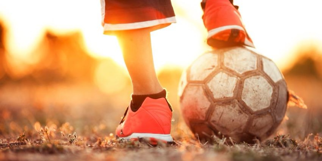 Niños y jóvenes desarrollan agilidad y madurez al competir diariamente en el fútbol callejero.