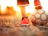 Niños y jóvenes desarrollan agilidad y madurez al competir diariamente en el fútbol callejero.