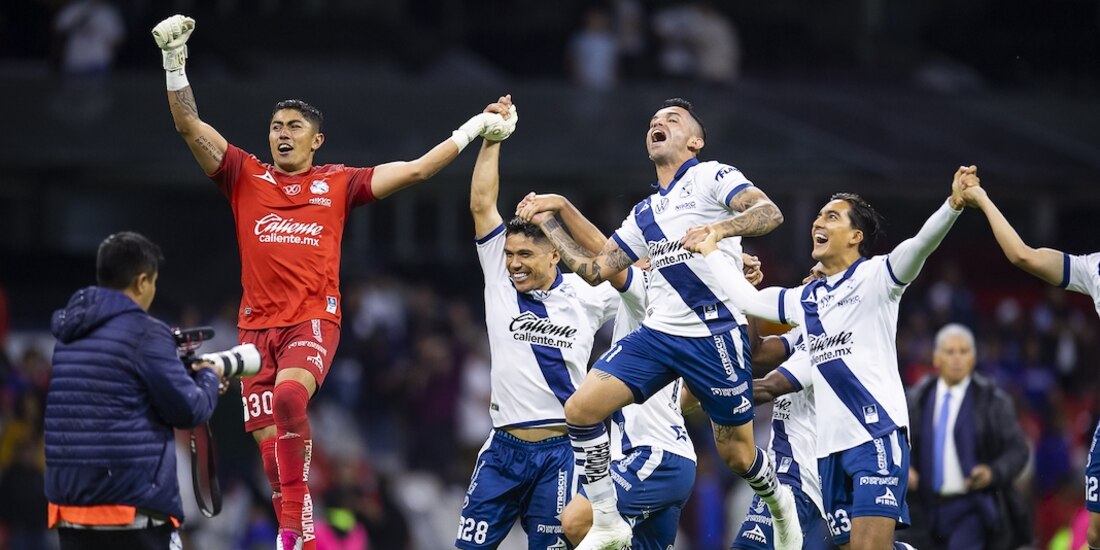 Jugadores de La Franja celebran su victoria en el Azteca y pase a Liguilla, ayer.
