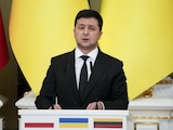 Zelensky introduce la ley marcial en Ucrania; tropas rusas atacan nuestra infraestructura militar, afirma