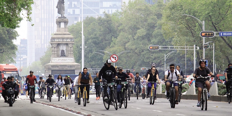 LOS DOMINGOS, gran parte
de la Ciudad de México se
convierte en una ciclopista.
Puedes practicar desde la
avenida Juárez hasta la altura
de la Torre Mayor en Paseo
de la Reforma.