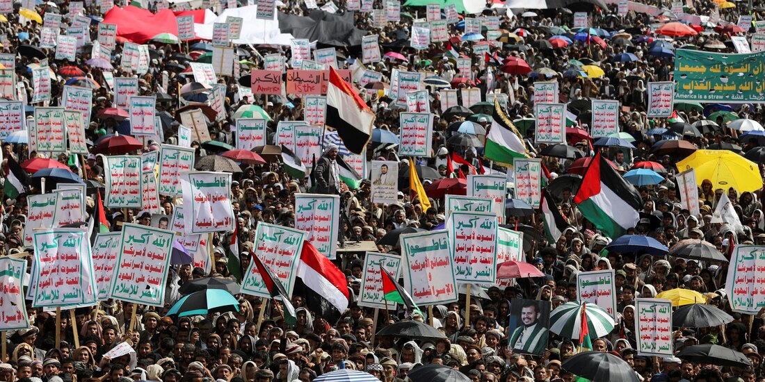 Manifestantes muestran su solidaridad con los palestinos en la Franja de Gaza, en Saná, Yemen, ayer.