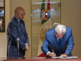 Momento de la firma entre autoridades.