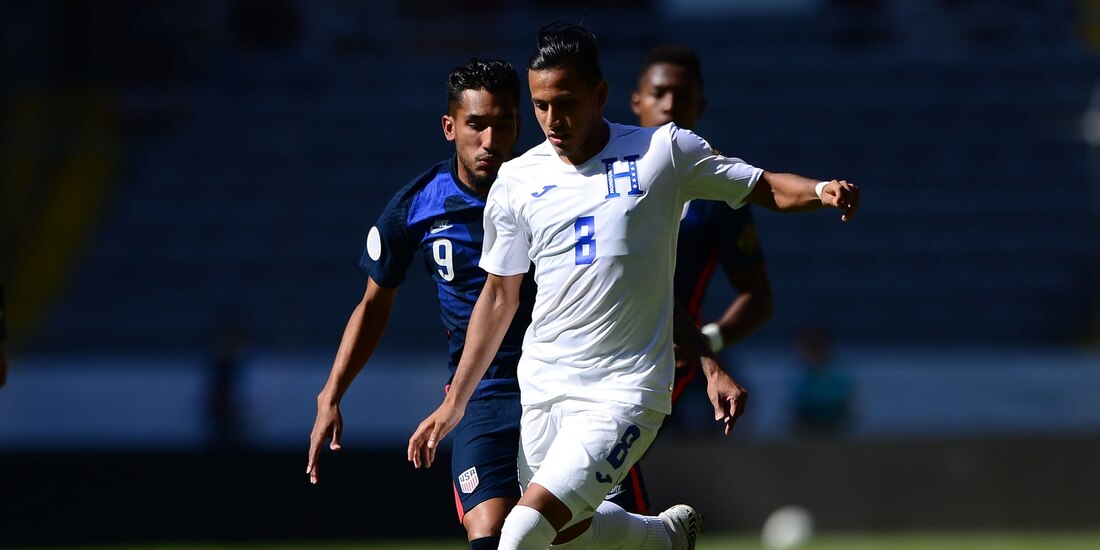 Una acción del partido entre Honduras y Estados Unidos del Preolímpico de la Concacaf