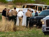 Funcionarios investigan el lugar donde se hallaron migrantes atrapados en un vagón de tren el viernes 24 de marzo de 2023 en Uvalde, Texas.