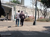 Una enfermera particular camina con una adulta mayor en una zona de hospitales, en Tlalpan, en enero.