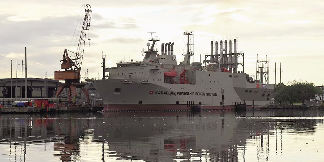 Una planta de energía flotante atracada en La Habana, el 12 de enero.