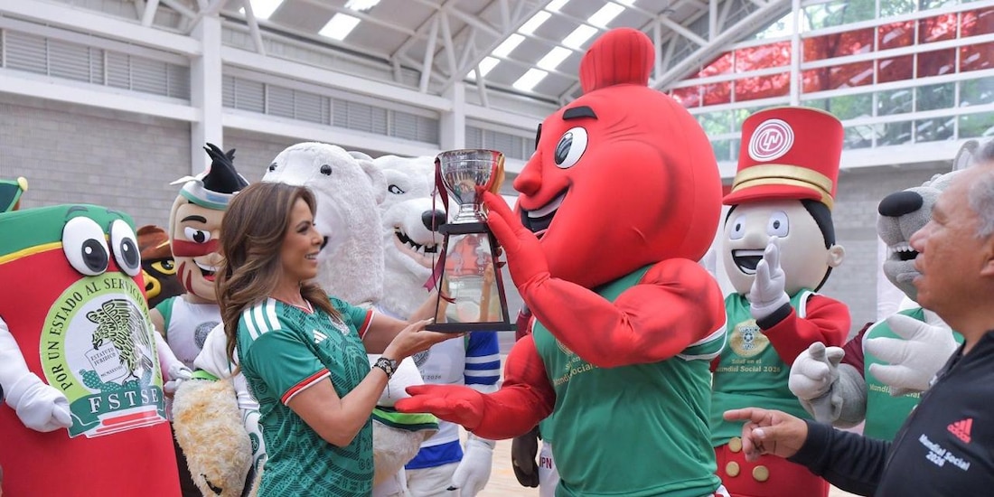 Olivia Salomón, directora general de Lotería Nacional, entrega trofeo en juego de botargas por la salud