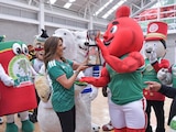 Olivia Salomón, directora general de Lotería Nacional, entrega trofeo en juego de botargas por la salud