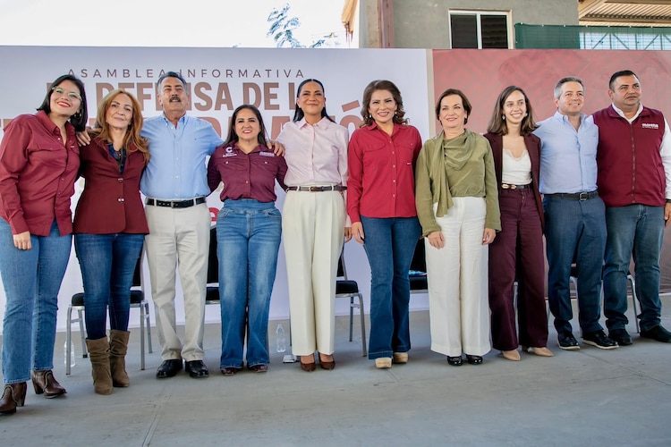 Al centro, Lorenia Valles Sampedro, coordinadora de Morena en Sonora.