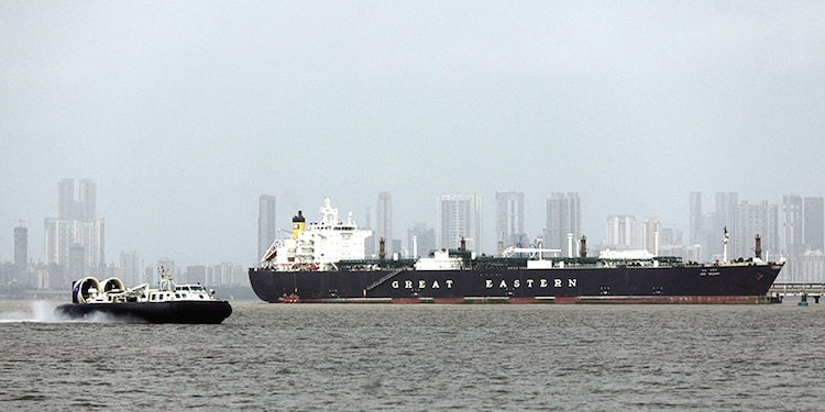 Barco transfiere gas LP, tras pasar por Ormuz, el 1 de abril.