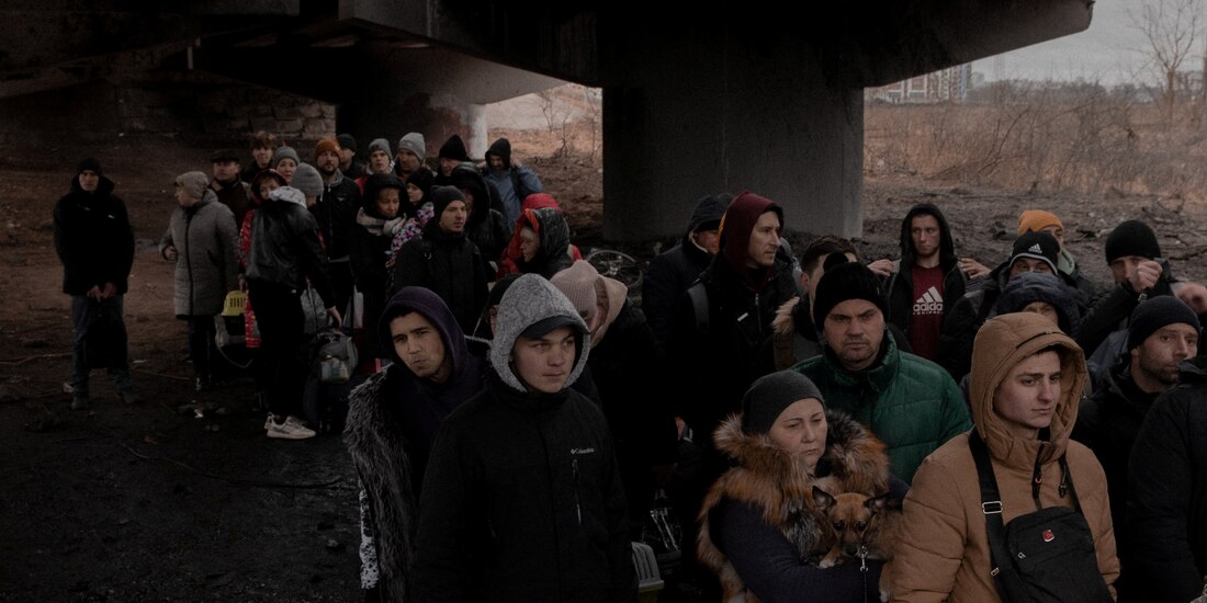 Cientos de familias abandonan la ciudad de Kiev debido a la invasión de Rusia en Ucrania.