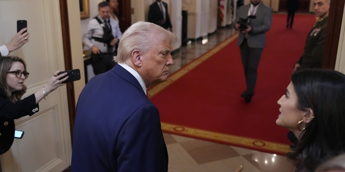 El presidente Trump habla con una reportera, ayer, en la Casa Blanca.