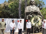 El mandatario federal (1), el gobernador de Oaxaca, Alejandro Murat (2), Federico Hernández Ramírez, alcalde del municipio (3), en el 215 Aniversario del Natalicio de Benito Juárez García, ayer.