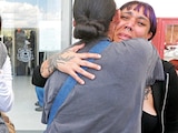 MOMENTO de la salida de dos de los detenidos que fueron llevados al centro penitenciario de Puente Grande.