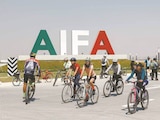 Ciclistas recorriendo el Aeropuerto Internacional Felipe Ángeles (AIFA).