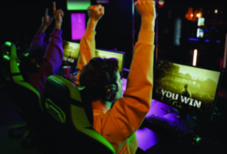 Jóvenes celebran mientras disfrutan un juego