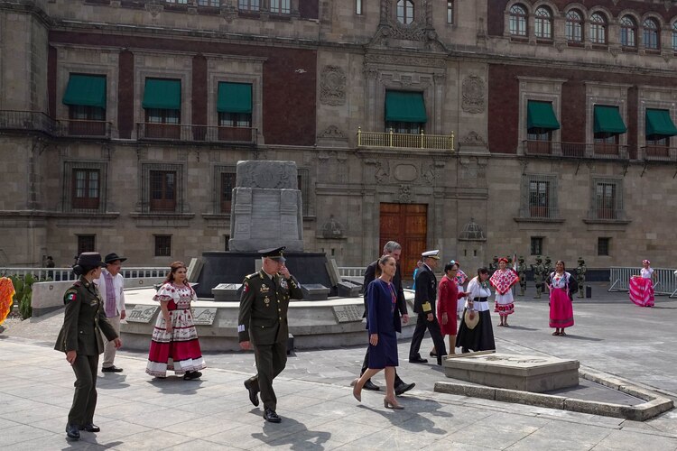 Elementos castrenses escenifican la fundación mexica frente a miles de asistentes.