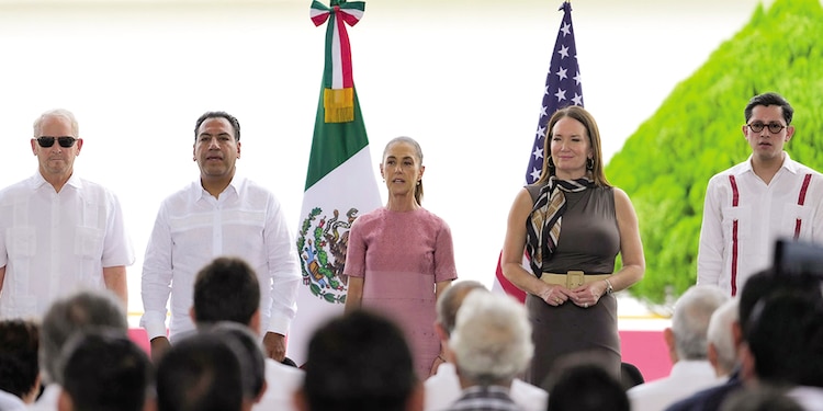 LA PRESIDENTA
(c.) y Brooke Rollins,
el sábado en
Metapa, Chiapas.