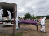 Ciudadanos entierran a víctimas halladas en Bucha hace unos meses.
