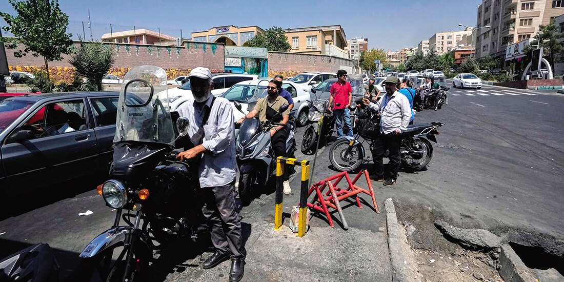 Motocicletas y automóviles hacen fila frente a una gasolinera en Teherán, ayer.